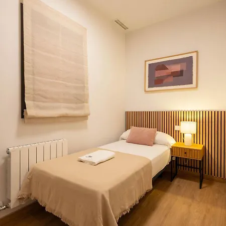 Stylish & Cozy 3-bedroom With Private Balcony *